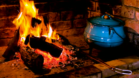Cocina-Sudafricana-Tradicional-En-Olla-De-Hierro-Fundido-Azul---Fuego-Caliente