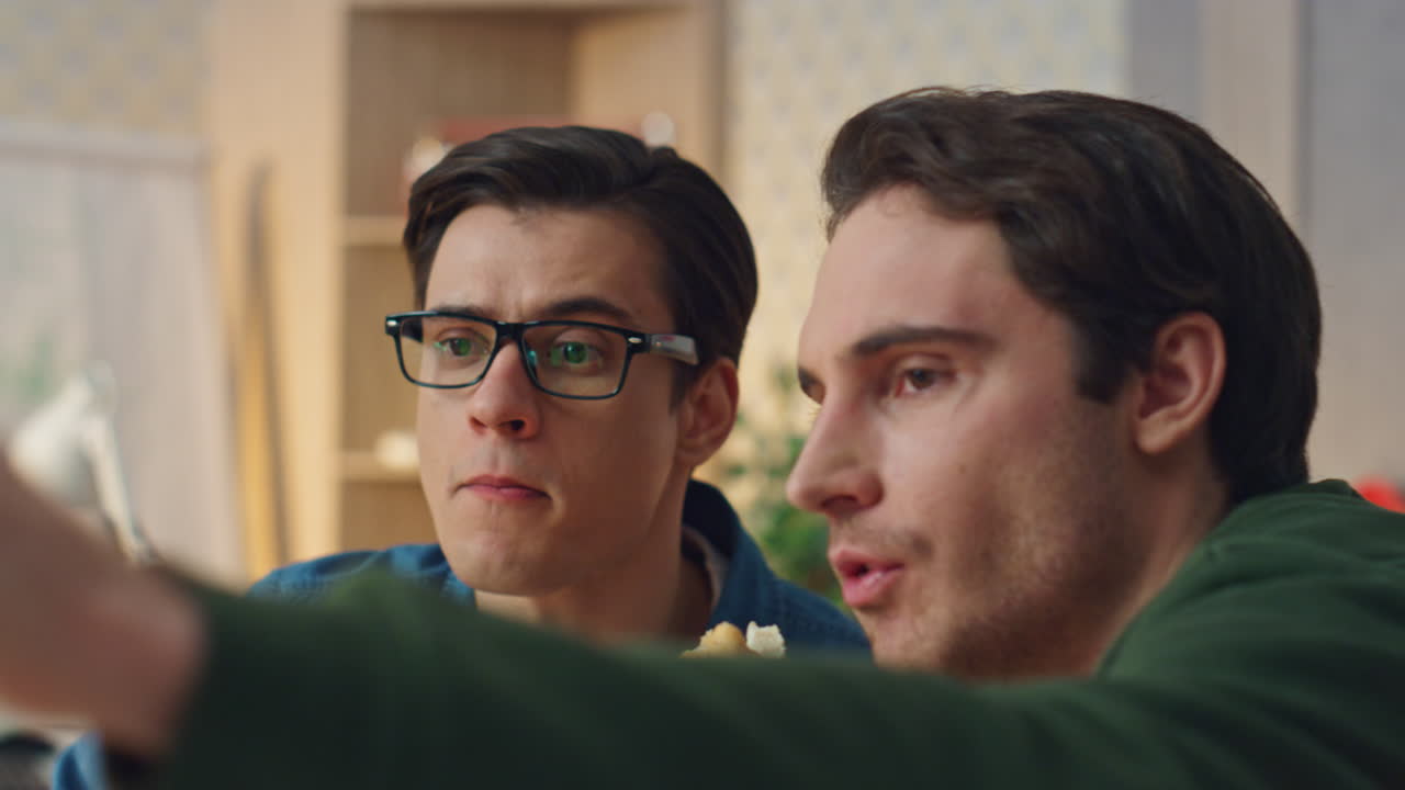 디자이너의 손으로 그림을 그리는 태블릿, 식사하는 예술가들이 디자인에 대해 논의합니다.