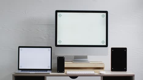 video de computadora portátil, teléfono inteligente, tableta y computadora en una mesa de madera con espacio de copia en la oficina