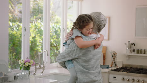 niña feliz abrazando a la abuela sonriendo abrazando a la nieta amando a la abuela disfrutando del afecto en casa concepto de familia imágenes 4k