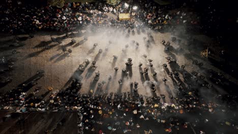 hombres con túnicas negras llenaron las calles con incienso en el camino de la procesión durante la semana santa en antigua, guatemala