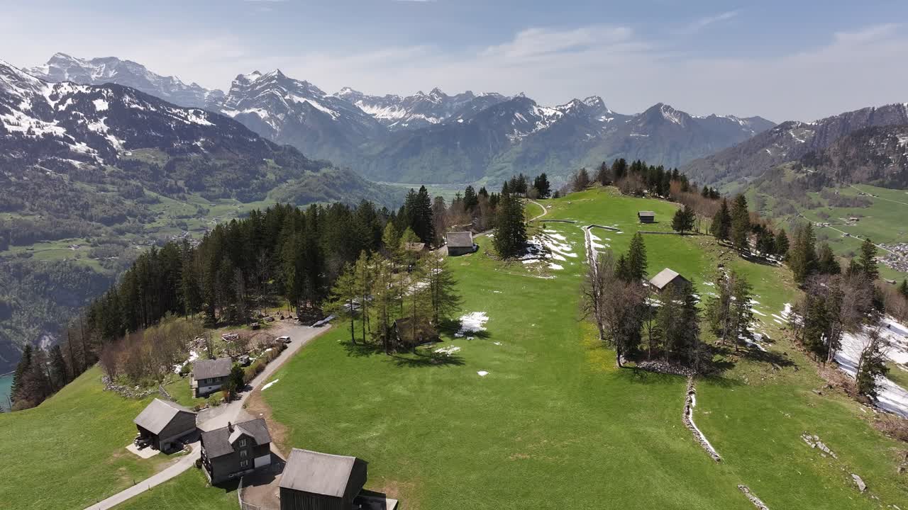 casas enclavadas en la meseta plana, mirando hacia los valles de amden, weesen y glarus por el lago walensee, suiza, el sereno lago de abajo, una fusión de vida alpina y esplendor natural