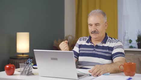 el viejo trabajador de oficina en casa tiene éxito.