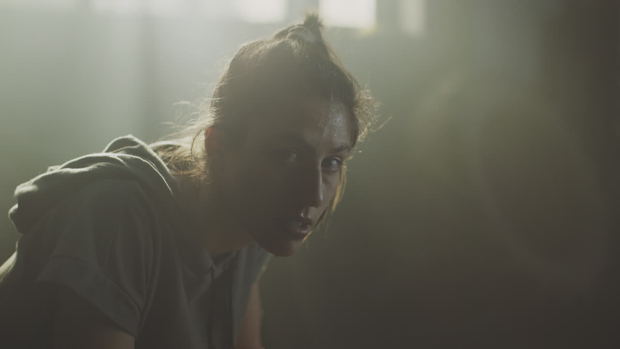 Женщина занимается спортом в тренажерном зале