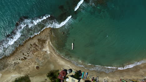 toma de drones de barcos en la costa del mar caribe en st