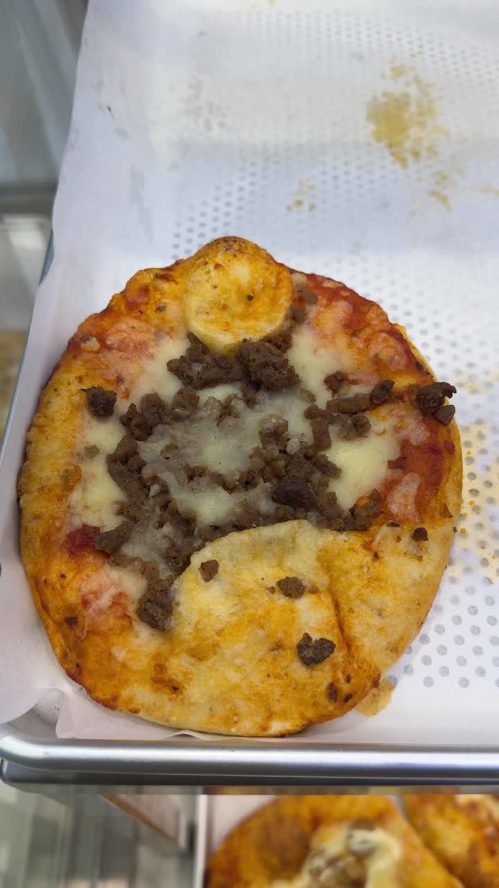 Primo piano di una mini focaccia di carne e formaggio cotta al forno