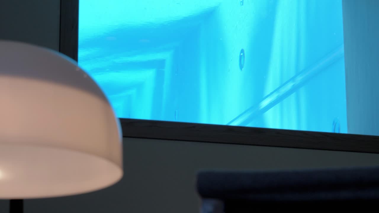 프랑스 칸의 전용 수영장을 바라보는 수중 창문의 공개 샷