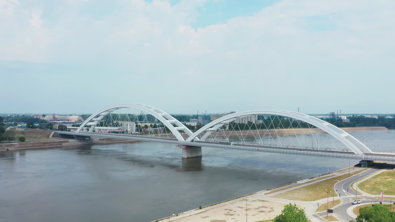 moderno puente de arco sobre el río vistula en lublin, polonia