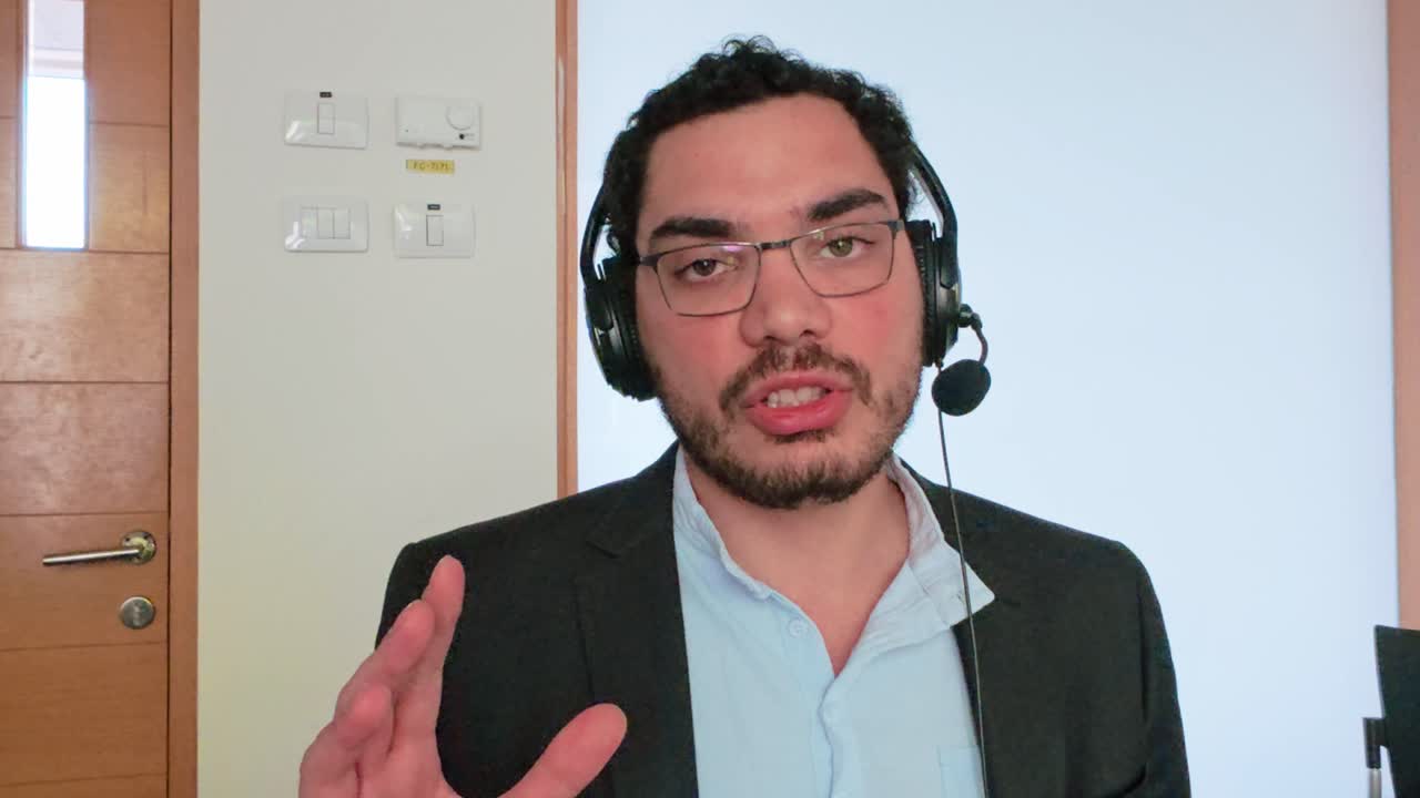 Expert Speaker Presenting at a Virtual Event