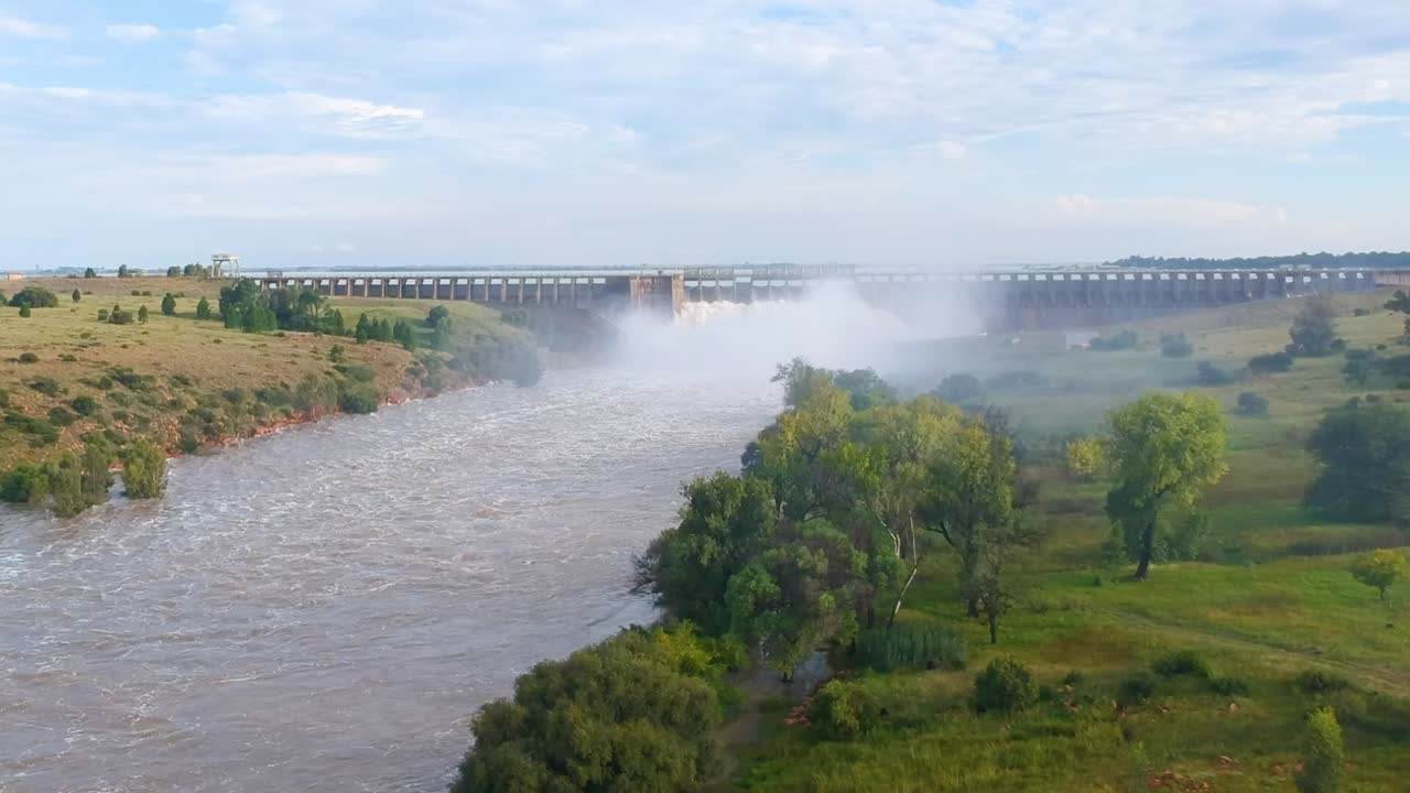Vista da drone della diga e di un fiume impetuoso, Diga di Vaal, Sudafrica.