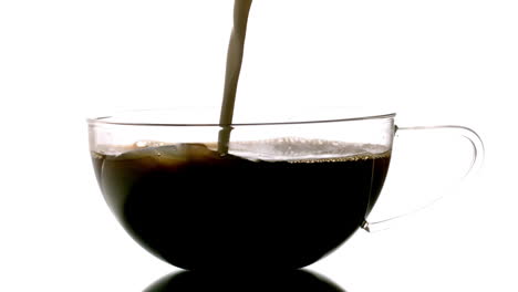 la leche que se vierte en la taza de té