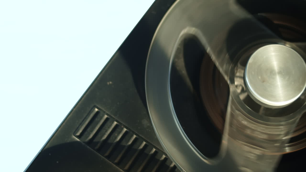 심문 녹음 듣기, 빈티지 테이프 녹음기 가까이