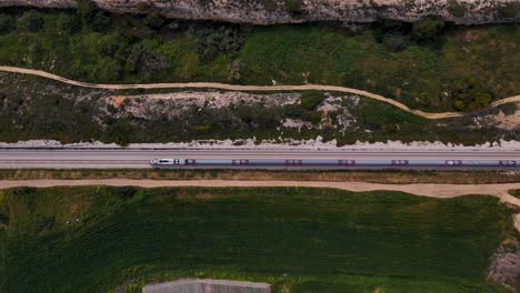 Personenzug-Auf-Gleisen-Durch-Feld-In-Megadim,-Nordisrael