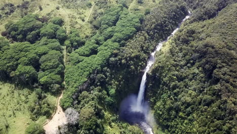 Vista-Aérea-De-La-Impresionante-Cascada-De-Las-Cataratas-Akaka,-Hawaii,-Revelación-De-Retroceso-Ascendente