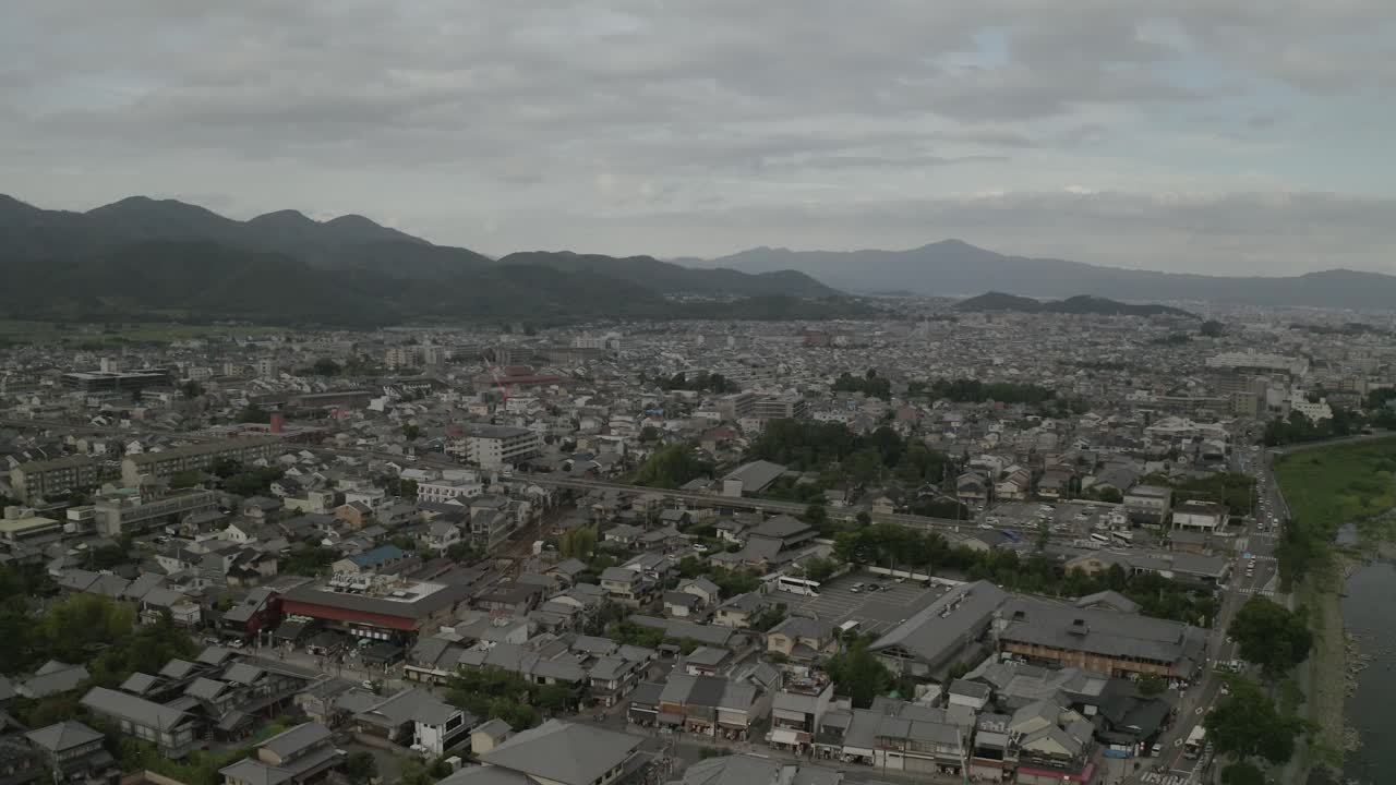 toma aérea de kyoto con drones al atardecer cerca de un río, japón, asia
