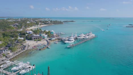 Luftdrohnenansicht-Des-Yachthafens-Von-Bahamas-Compass-Cay-Mit-Yachten