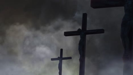 3-Personas-Crucificadas-Silueta-Fondo-De-Nubes-Oscuras