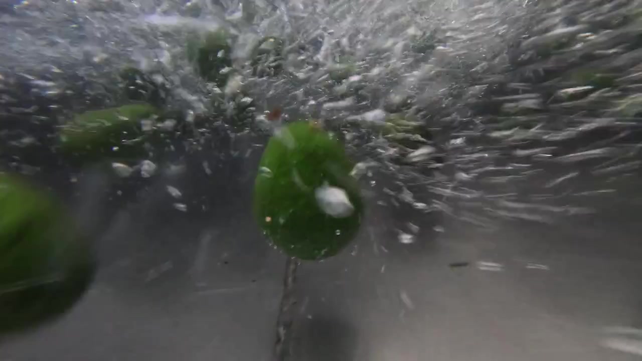 Vista subacuática de aguacates en un canal de agua golpeando y embistiendo la cámara