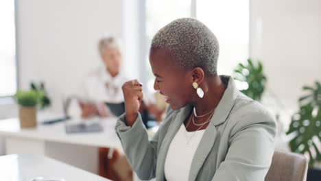 Mujer-Negra,-Puño-Y-Emocionada-Por-El-Ascenso