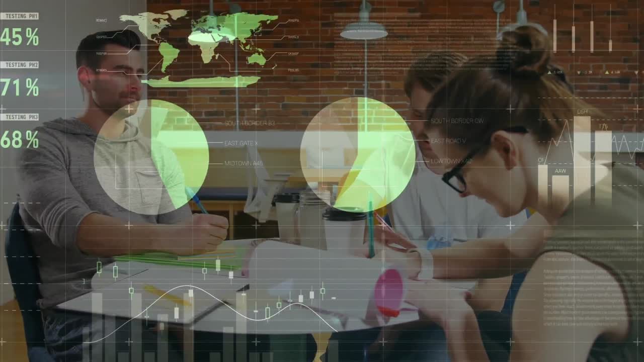 animación del procesamiento de datos estadísticos en un equipo de diversos colegas que discuten en la oficina