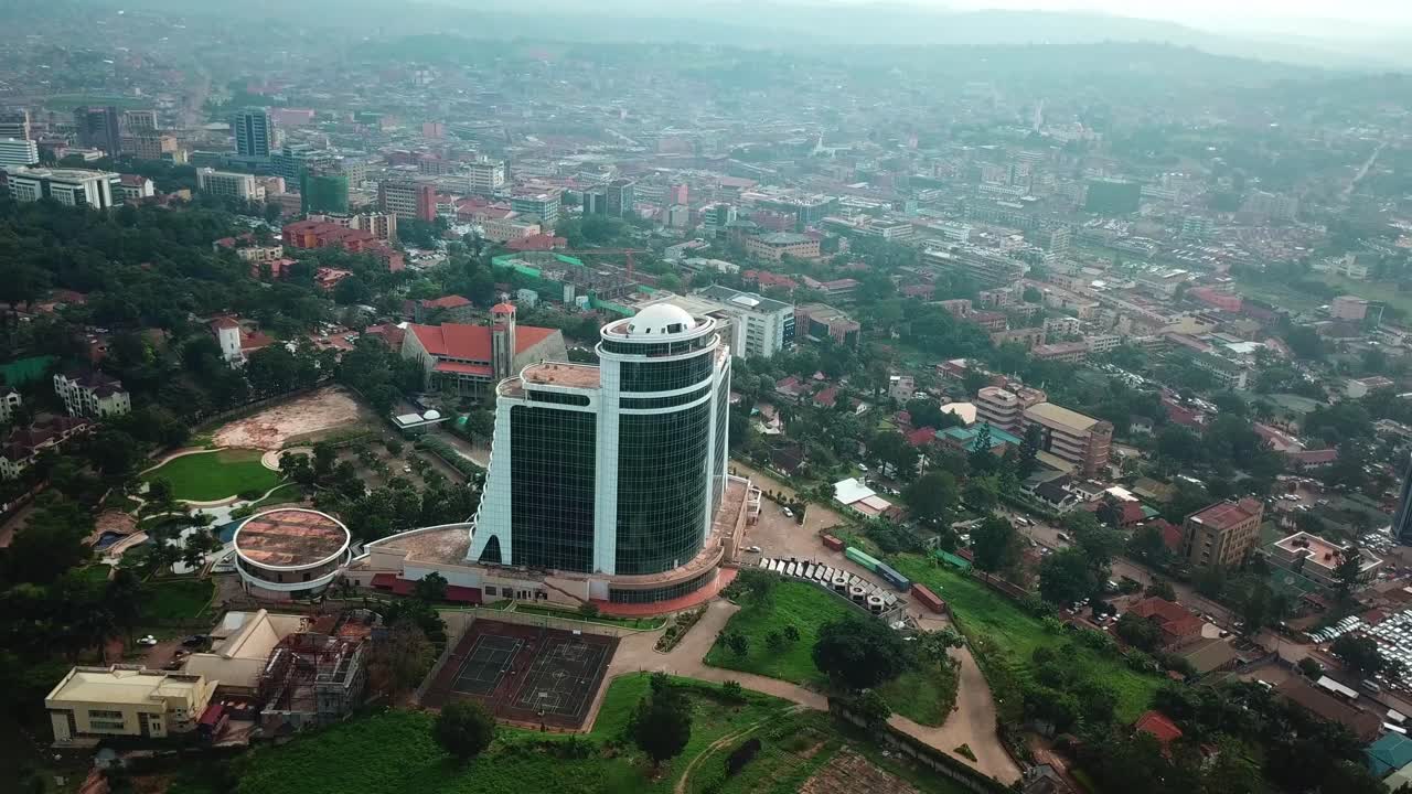 vista panorámica del hotel perla de áfrica con vistas al paisaje urbano en kampala, uganda