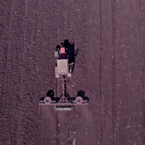 vista aérea de un tractor cultivando un campo