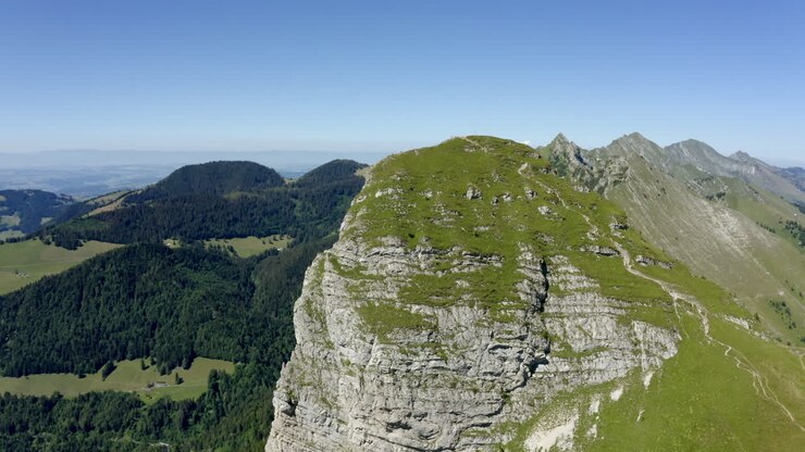 Üppig grüne Felder und Wiesen, vom Gipfel des Dent de Jaman aus gesehen, oberhalb von Montreux, Waadt, Schweiz - Luftaufnahme Drohne
