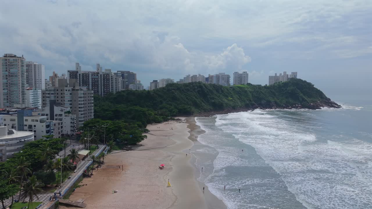 Ilmakuva Praia do Tombon rannasta ja rannikkokaupungin siluetista Guarujássa, São Paulossa, Brasiliassa