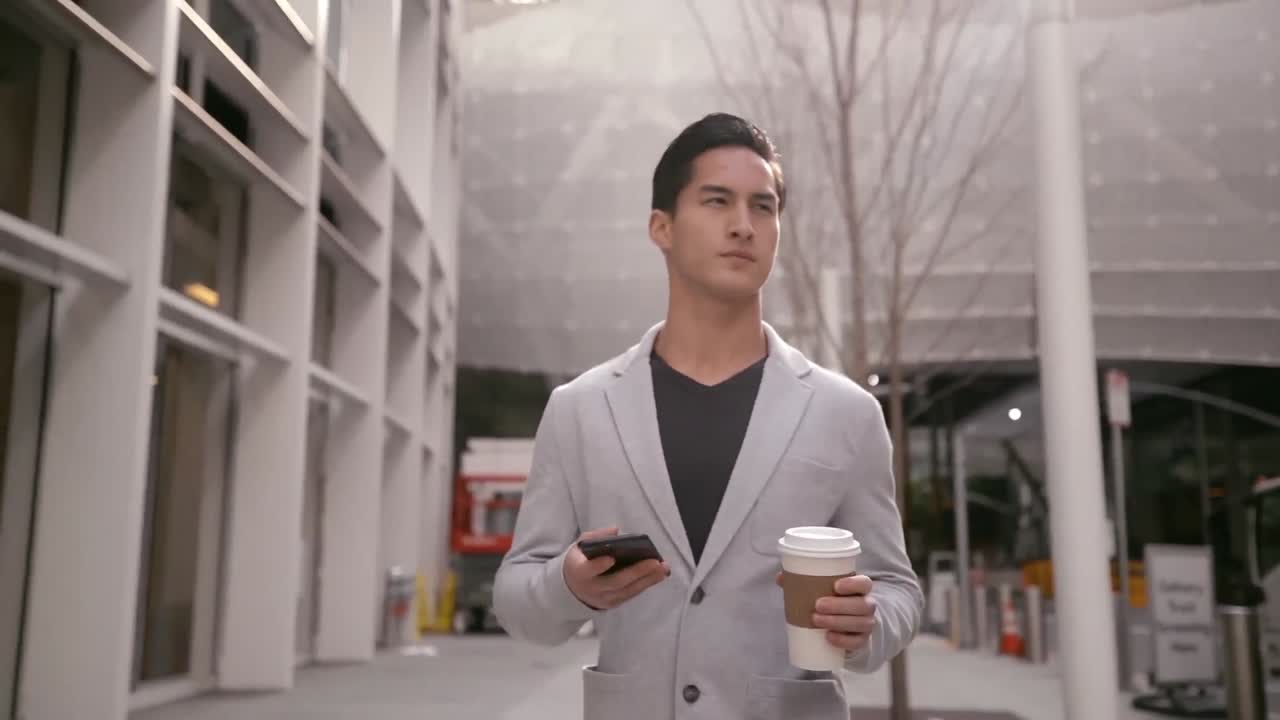 이동 중인 전문적인 젊은이