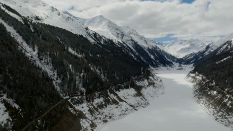 Drohnenflug-über-Einen-Gefrorenen-Damm-In-Den-österreichischen-Alpen