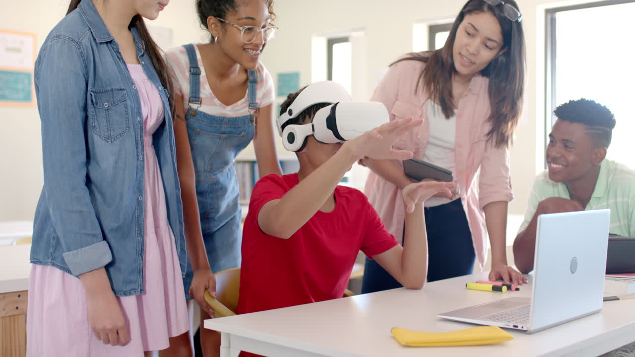 다양한 학생들이 고등학교 환경에서 가상 현실을 탐구합니다.
