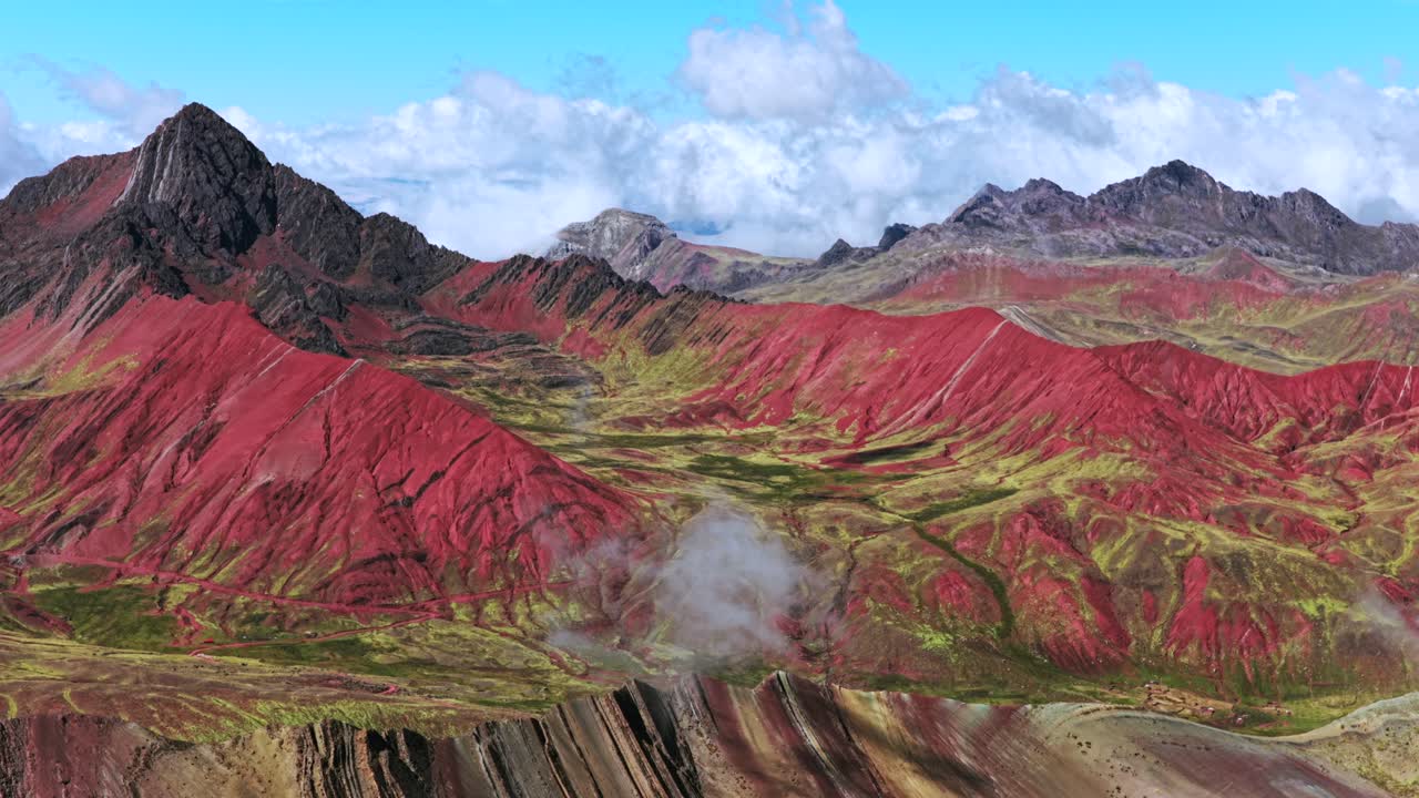 Nebbia sulla Montagna Arcobaleno Trekking nella Valle Rossa Vinicunca Montaña de Siete Colores Perù vista aerea drone Ande peruviane montagne dei sette colori ghiacciaio sciolto Vilcanota Regione di Cusco cielo azzurro mattutino ripresa statica