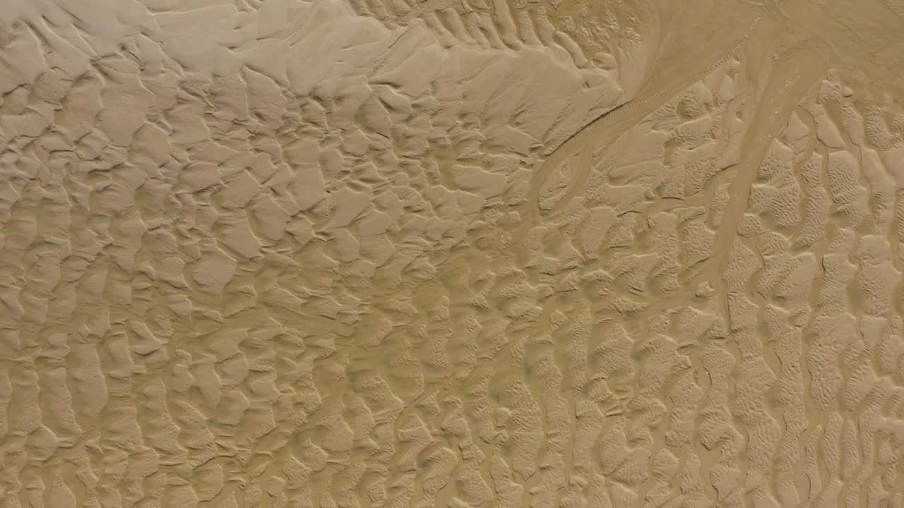 tomada superior del avión no tripulado de la playa de arena de culatra, isla de faro, italia