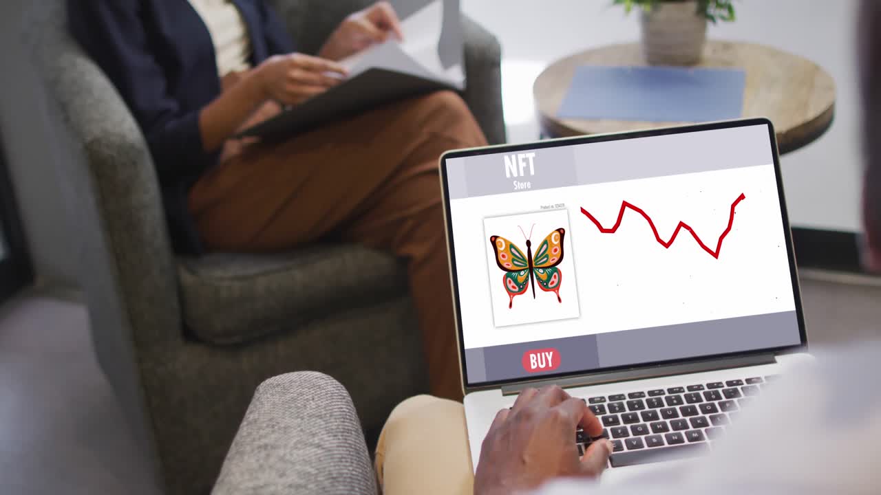 hombre de negocios afroamericano usando una computadora portátil para llamadas de video con procesamiento de datos