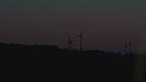 Panorámica-Sobre-Un-Grupo-De-Turbinas-Eólicas-En-Las-Tierras-Altas,-Justo-Antes-Del-Amanecer