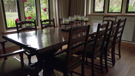 inclinación hacia arriba de un comedor rústico en una casa familiar en cámara lenta