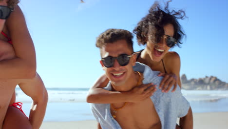 amigos divirtiéndose en la playa.