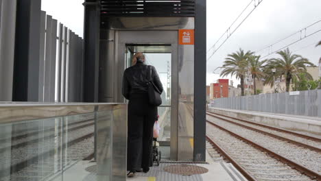 Ascensor-En-La-Estación-De-Tren