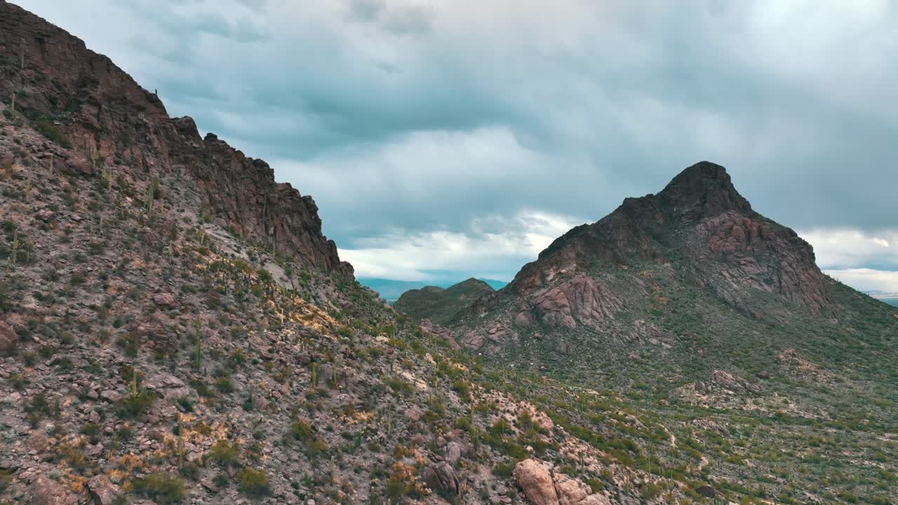 cordillera de tucson contra el cielo nublado en el condado de pima, arizona, estados unidos