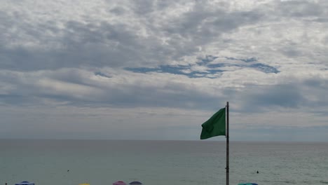 bandera verde volando sobre las aguas claras del golfo de méxico