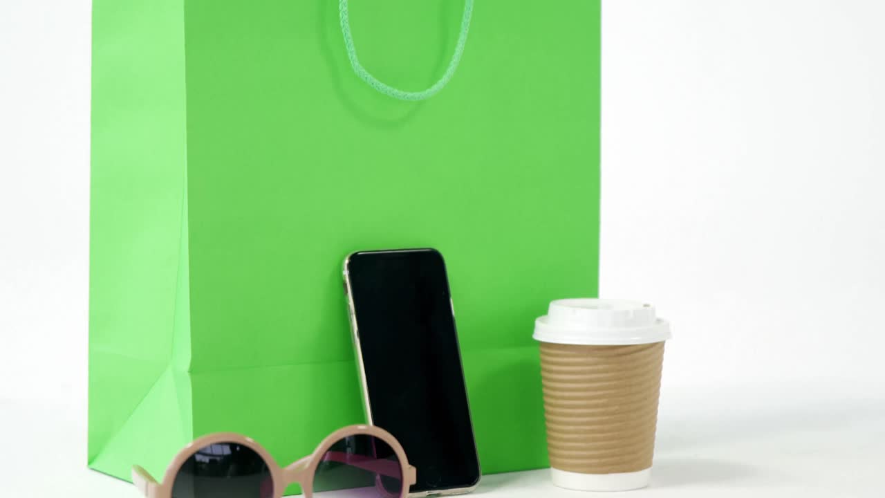 쇼핑백, 휴대전화, 선글라스, 커피