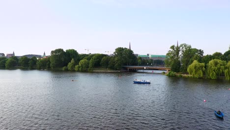 Vista-Aérea-Del-Lago-Alster-Exterior-Con-Nadadores-Durante-Ironman-En-Hamburgo