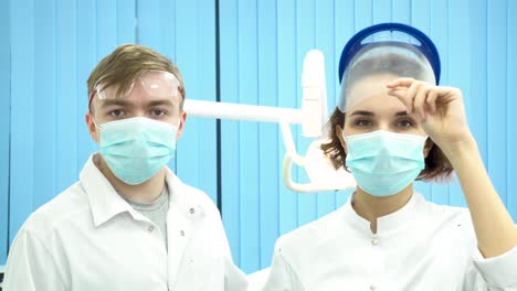 equipo dental con equipo de protección