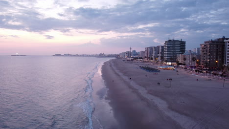 Strand-Und-Stadt-Von-Cadiz,-Antenne-Für-Den-Sonnenuntergang-Am-Rosa-Himmel