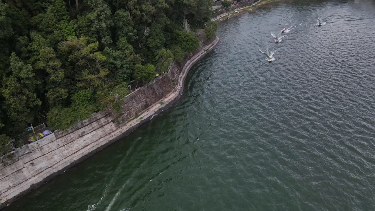 공중에서 볼 때, 배가 빠르게 움직이는 것을 볼 수 있습니다.