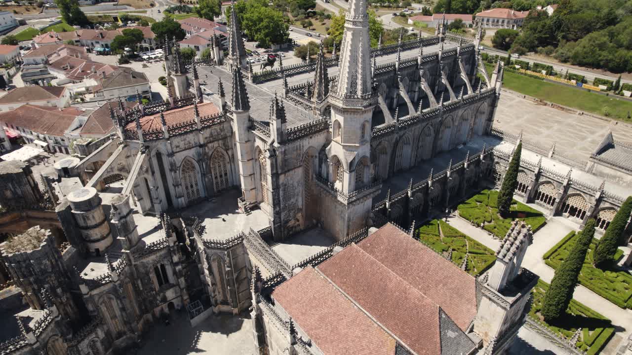 toma aérea descendente del antiguo edificio de la iglesia de arquitectura gótica, monasterio de la batalla en batalha