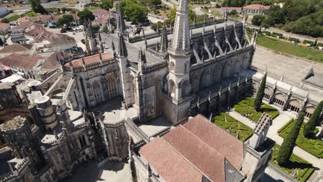 Aerial-descending-shot-of-gothic-architecture-ancient-church-building,-monastery-of-the-Battle-in-Batalha