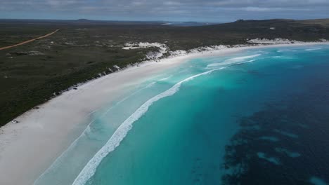 Lucky-Bay-beach-with-white-sand-and-turquoise-ocean-waters,-Cape-Le-Grand-National-Park,-Western-Australia