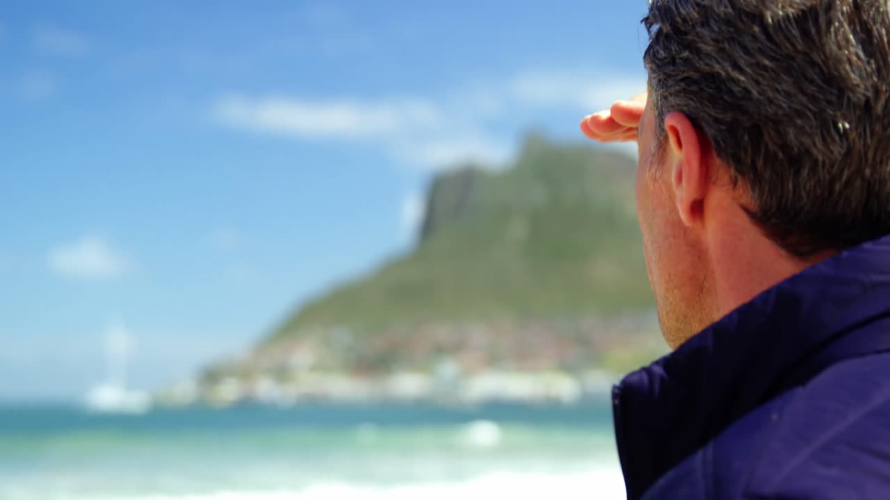 성숙한 남자가 보호하는 눈으로 지켜보고 있습니다.