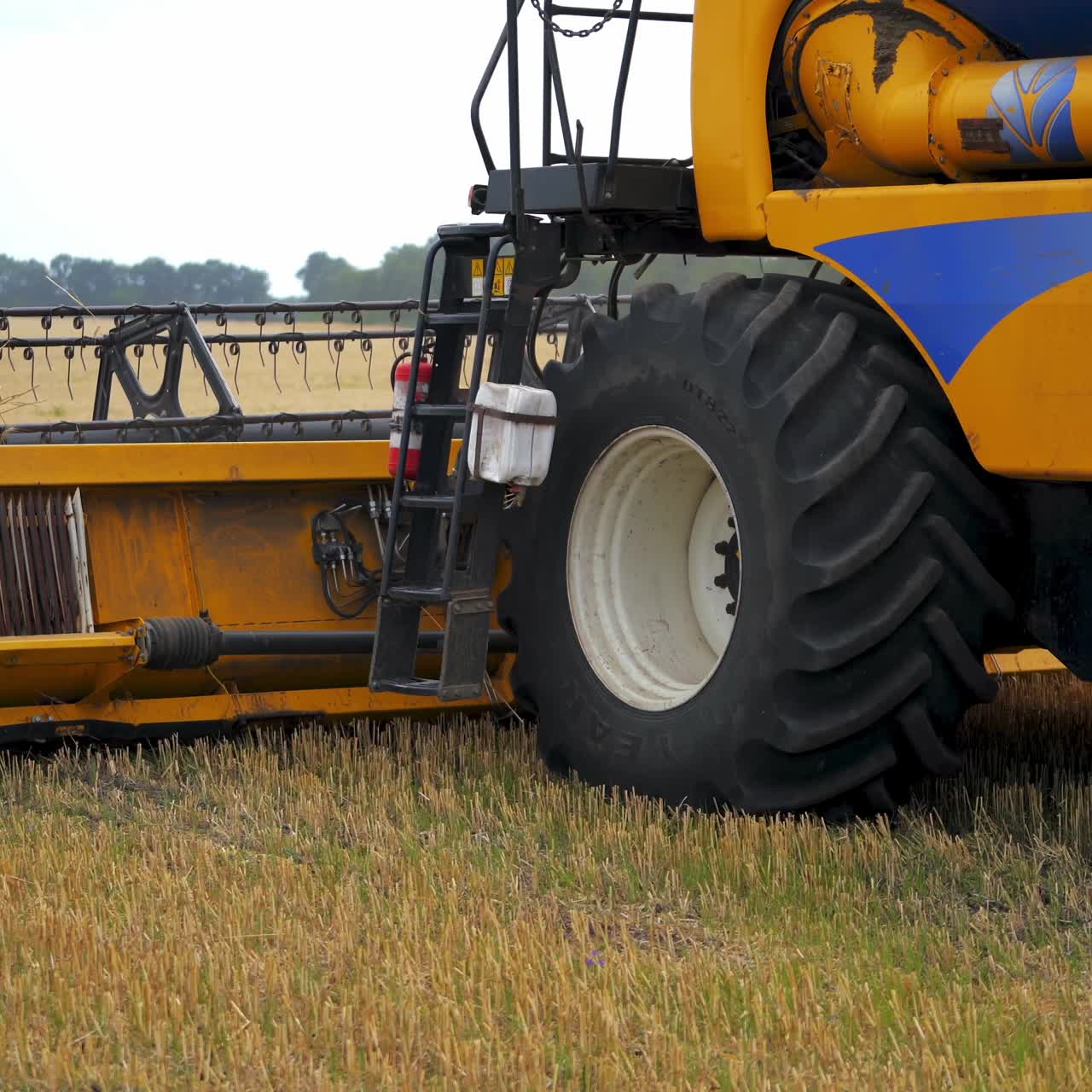 ⁇  에서 일 하는 수확기 기계